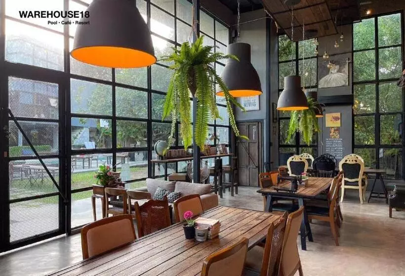 Hotelli Warehouse18 Pool Cafe Resort