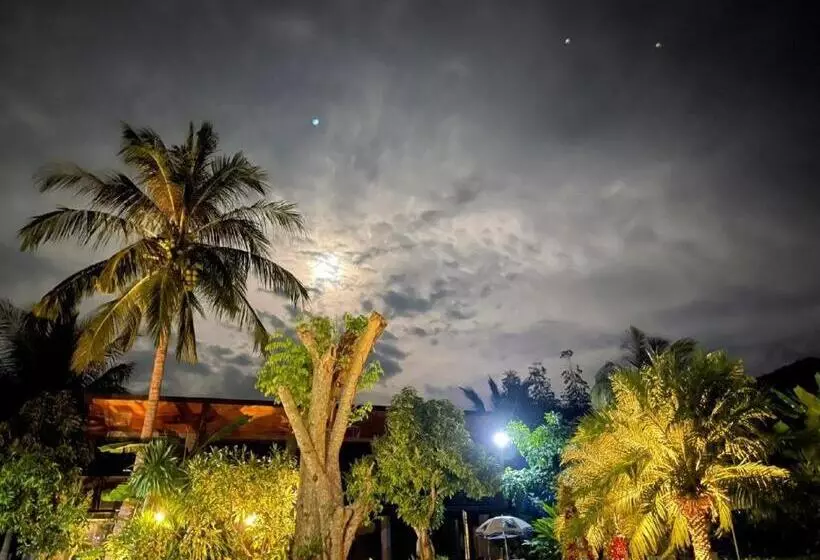 Hotelli Warehouse18 Pool Cafe Resort