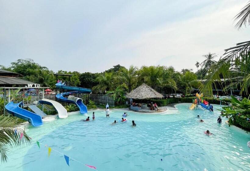 Hotel Warehouse18 Pool Cafe Resort