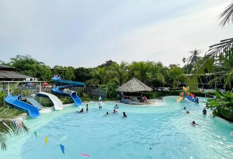 Hotelli Warehouse18 Pool Cafe Resort