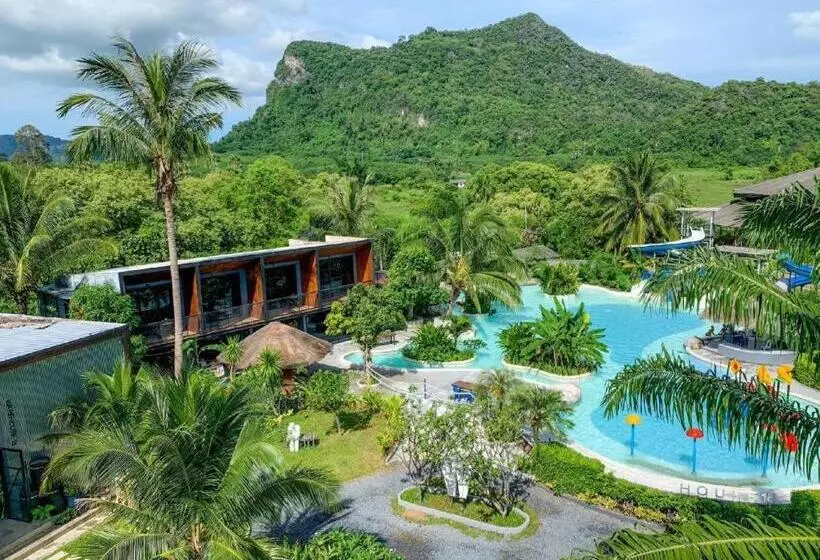 Hotelli Warehouse18 Pool Cafe Resort