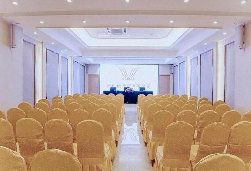 Vienna Hotel Guangxi Liuzhou Sanjiang Gulou Niaochao Passenger Station