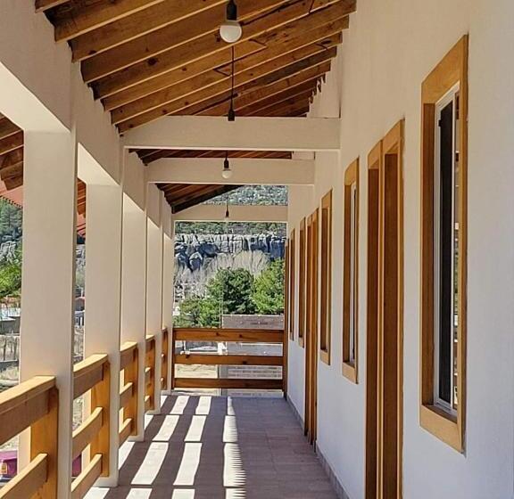 هتل Meson Del Bosque