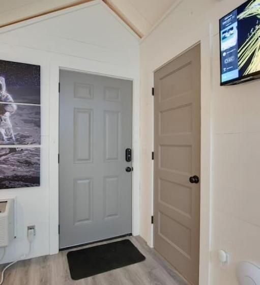 渡假胜地  Launch Pad Luxury Glamping Tent Space Theme