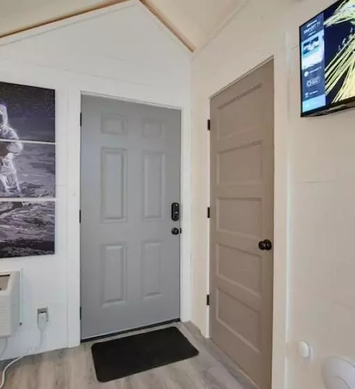 リゾートホテル Launch Pad Luxury Glamping Tent Space Theme