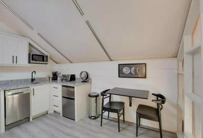 リゾートホテル Launch Pad Luxury Glamping Tent Space Theme