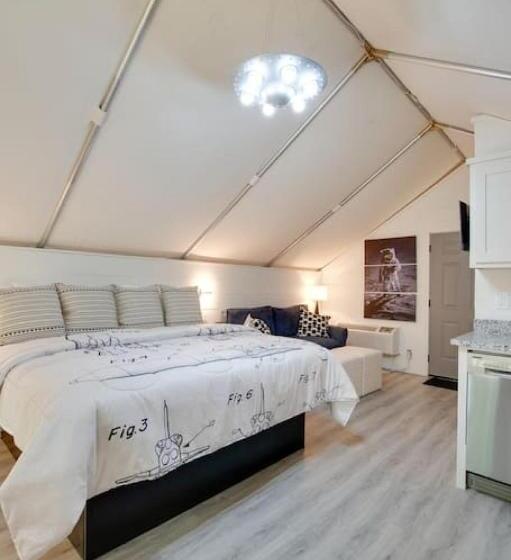 渡假胜地  Launch Pad Luxury Glamping Tent Space Theme