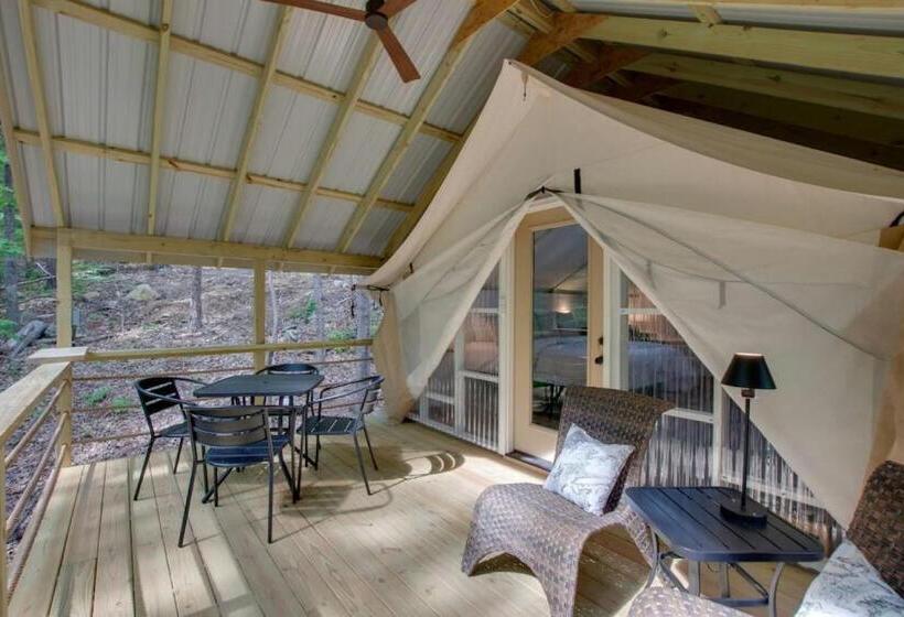 渡假胜地  Launch Pad Luxury Glamping Tent Space Theme