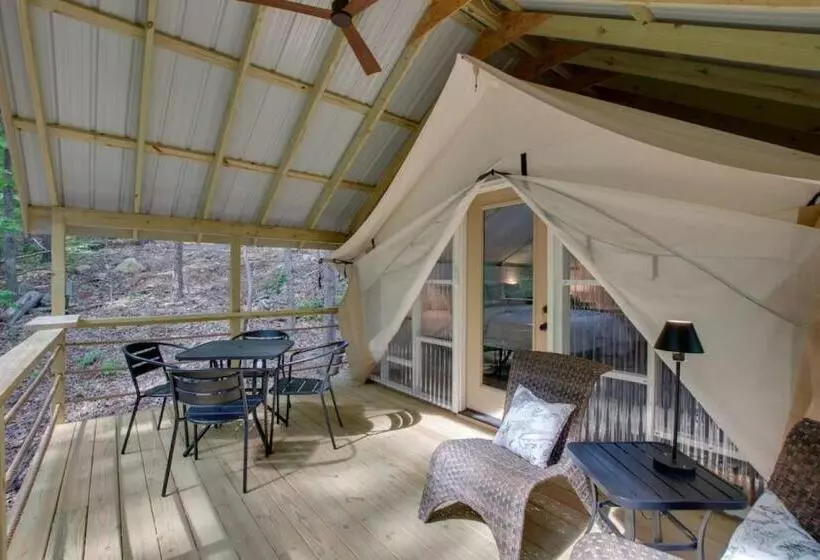 リゾートホテル Launch Pad Luxury Glamping Tent Space Theme