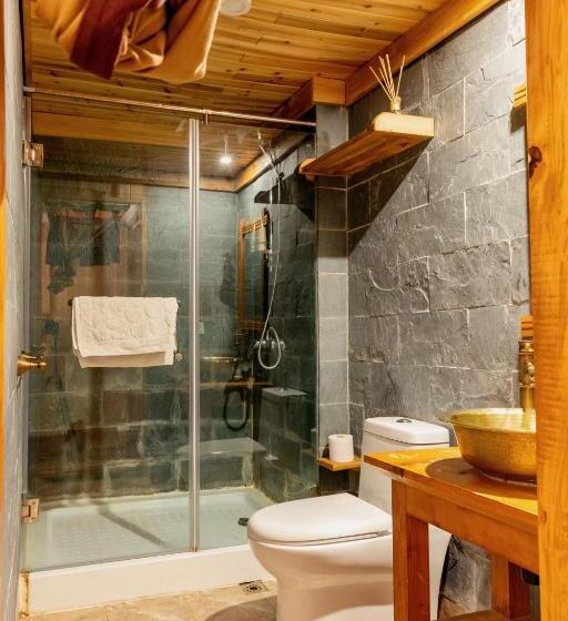 Bed & Breakfast Courtyard Shangri La 藏舍小院