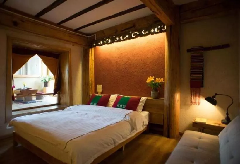 Aamiaismajoitus (B&B) Courtyard Shangri La 藏舍小院