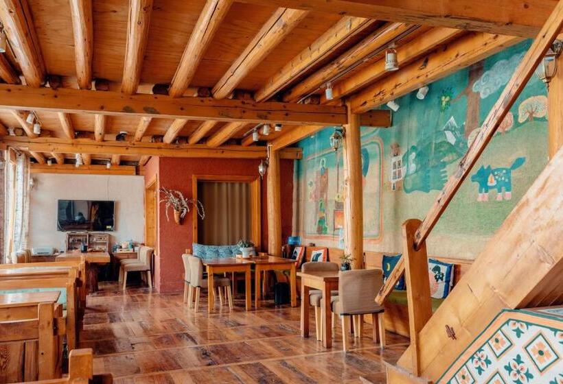 Bed & Breakfast Courtyard Shangri La 藏舍小院