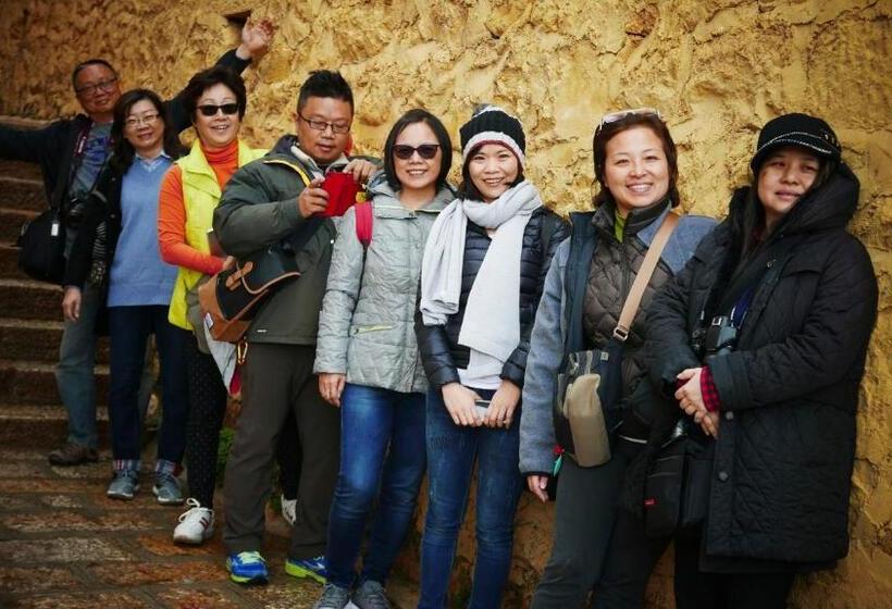 Bed & Breakfast Courtyard Shangri La 藏舍小院