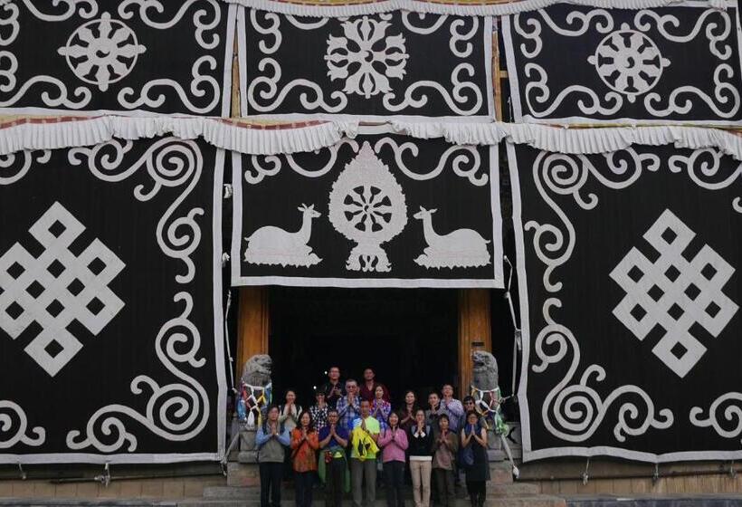 Bed & Breakfast Courtyard Shangri La 藏舍小院