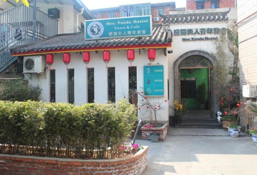 Отель Chengdu Mrs Panda Hostel