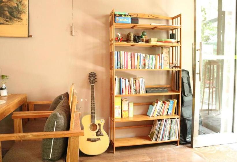 Отель Chengdu Mrs Panda Hostel