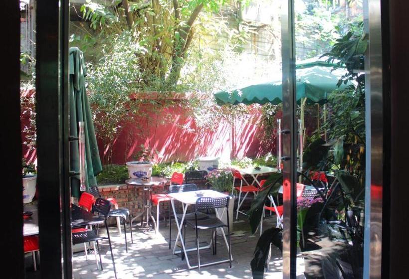 Отель Chengdu Mrs Panda Hostel