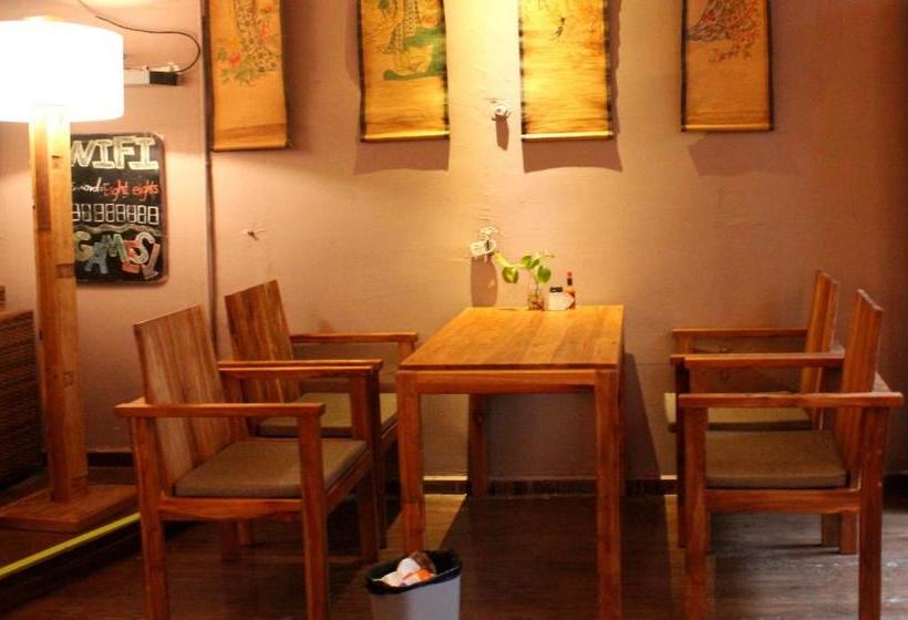 Отель Chengdu Mrs Panda Hostel