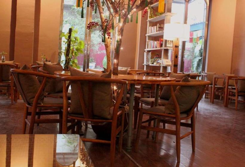 Отель Chengdu Mrs Panda Hostel