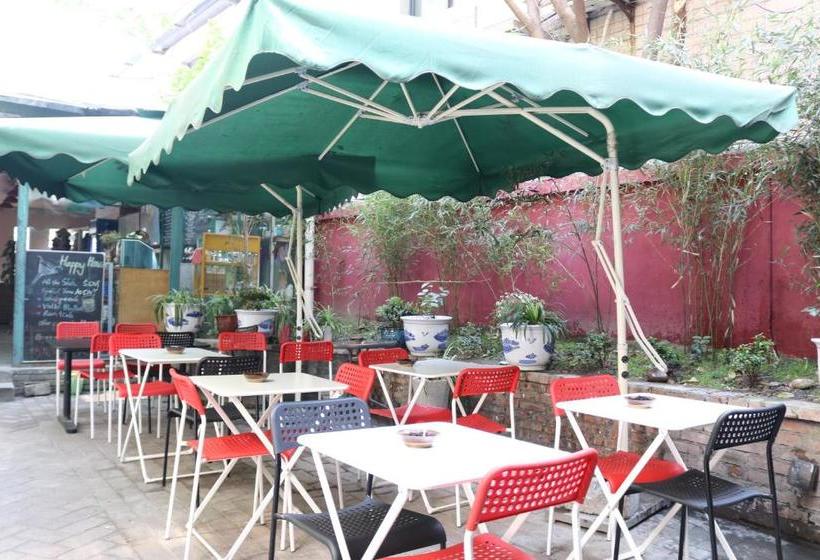 Отель Chengdu Mrs Panda Hostel