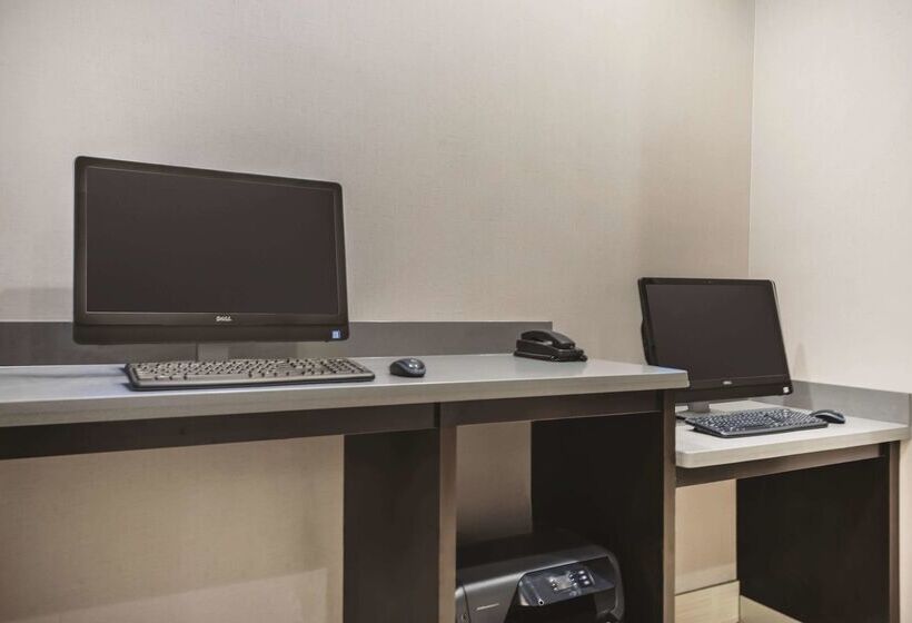 Отель La Quinta By Wyndham Clifton Park