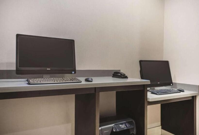 Отель La Quinta By Wyndham Clifton Park