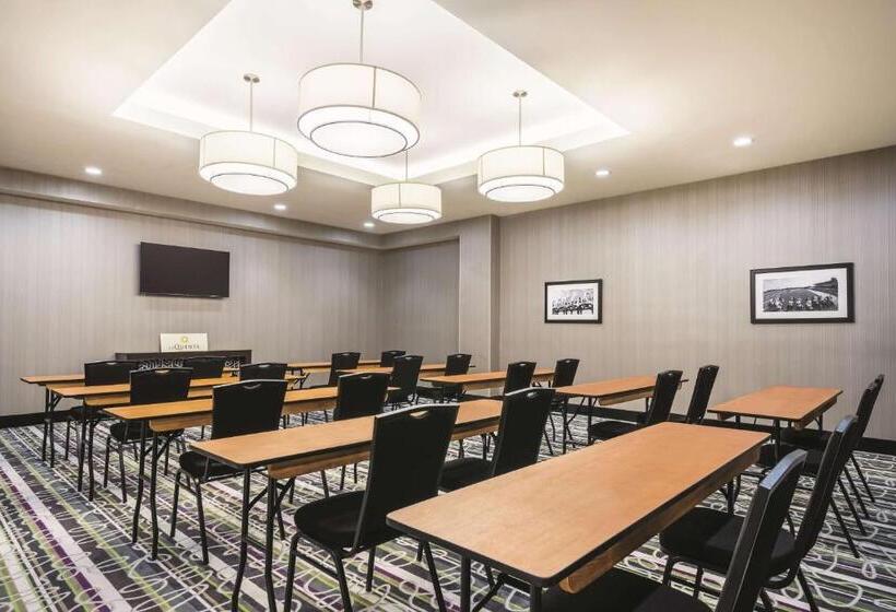 Отель La Quinta By Wyndham Clifton Park