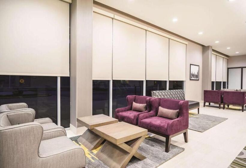 Отель La Quinta By Wyndham Clifton Park