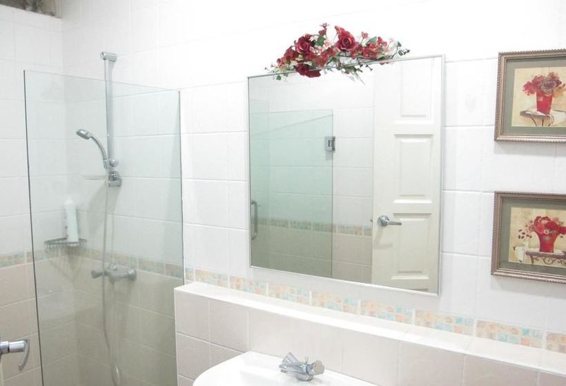 הוסטל Gurney Budget Inn