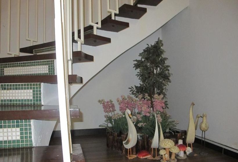 הוסטל Gurney Budget Inn