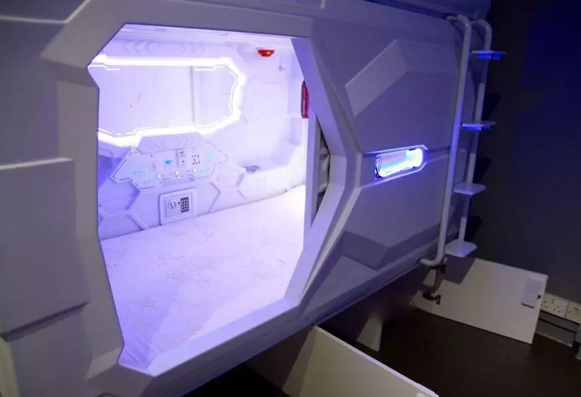 هاستل The Atlas Station