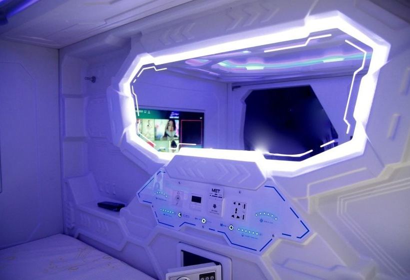 هاستل The Atlas Station