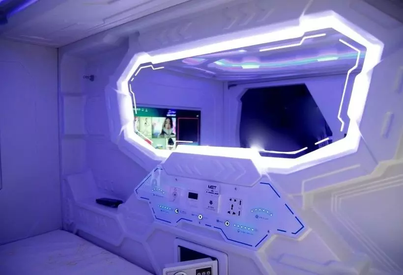 هاستل The Atlas Station
