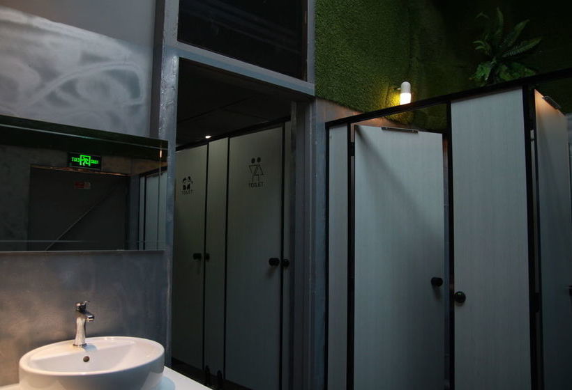 هاستل The Atlas Station