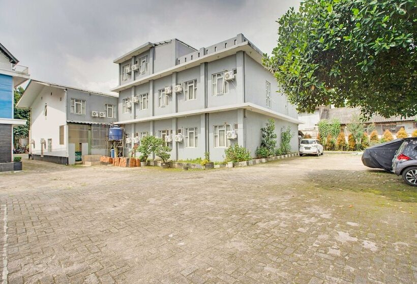 Hotel Reddoorz @  Arimbi Dewi Sartika Baru