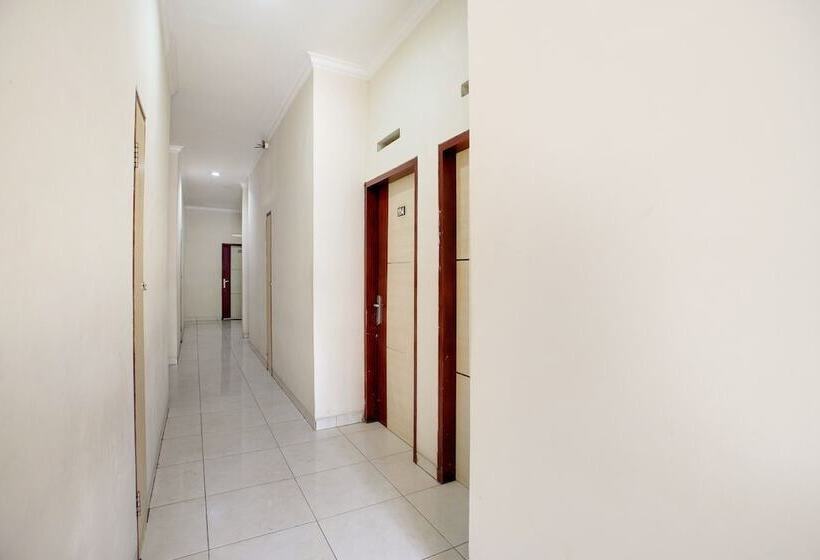 Hotel Reddoorz @  Arimbi Dewi Sartika Baru