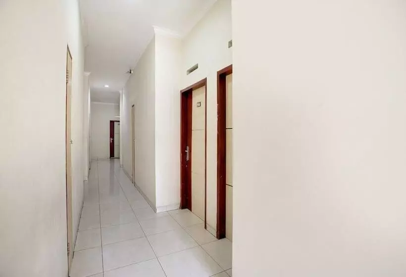 ホテル Reddoorz @  Arimbi Dewi Sartika Baru