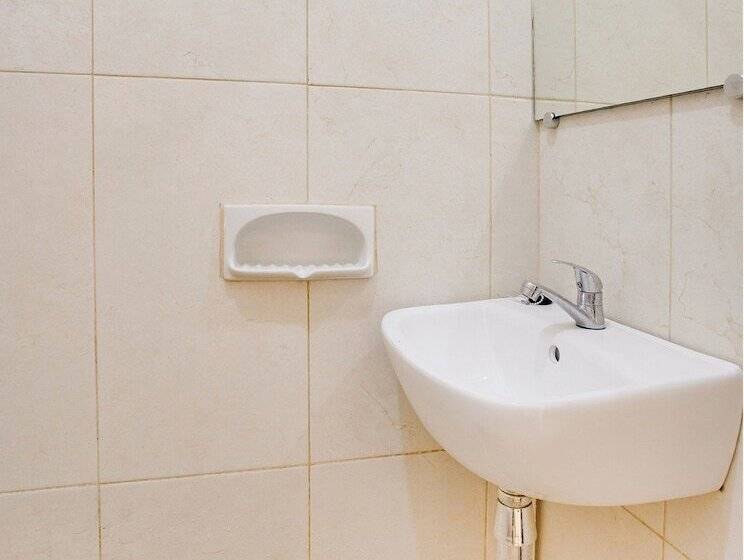 Hotel Reddoorz @  Arimbi Dewi Sartika Baru