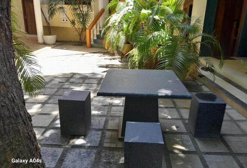 فندق Sea Breeze Guest House