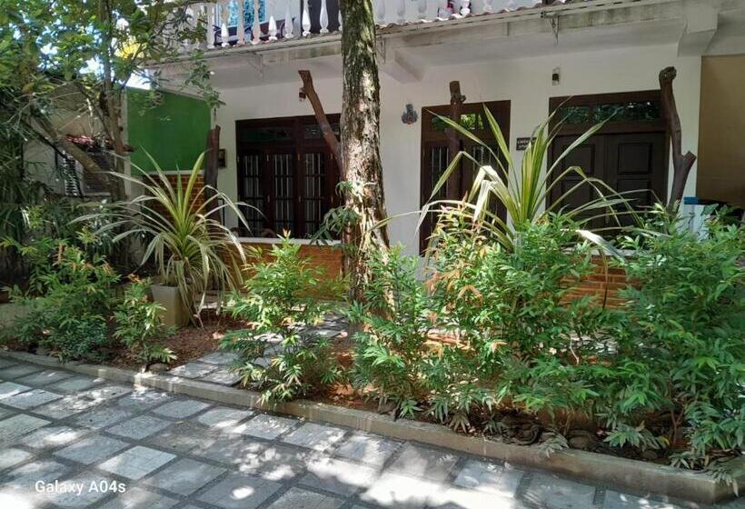 فندق Sea Breeze Guest House