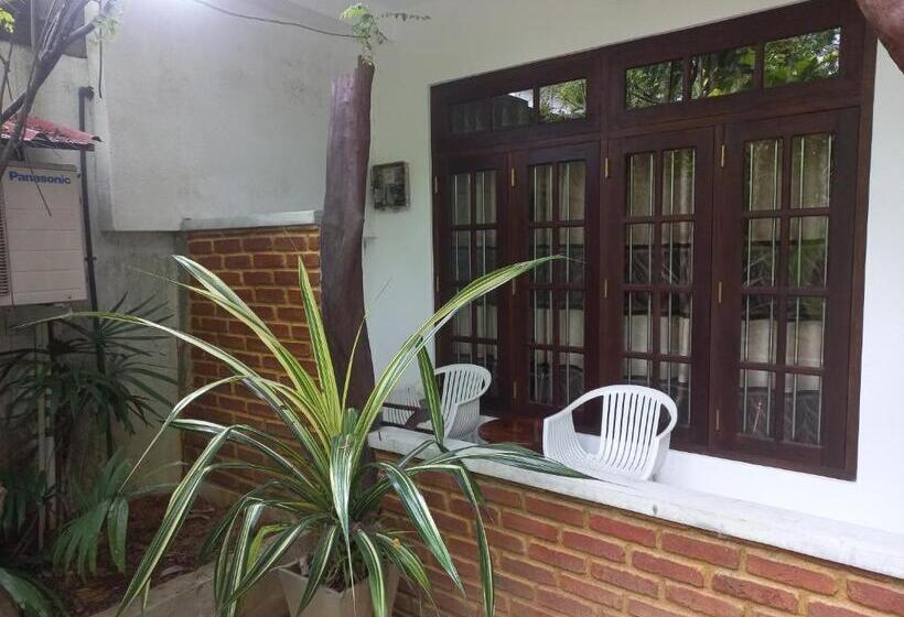 فندق Sea Breeze Guest House