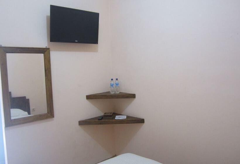 פנסיון Larasati Guest House