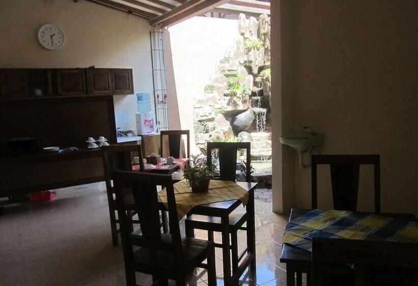 פנסיון Larasati Guest House