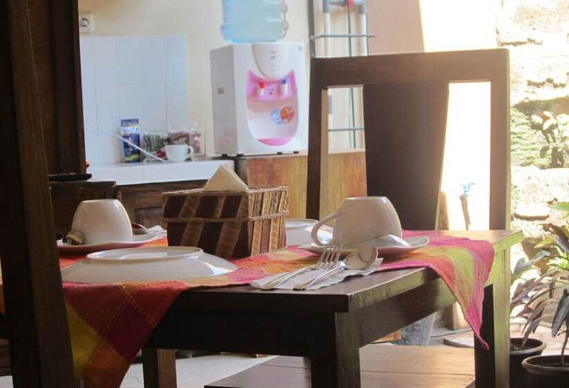 פנסיון Larasati Guest House