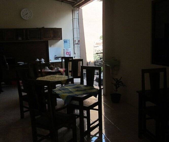 פנסיון Larasati Guest House