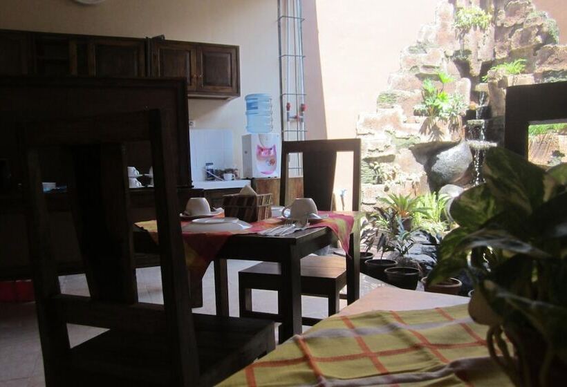 פנסיון Larasati Guest House