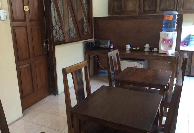 פנסיון Larasati Guest House