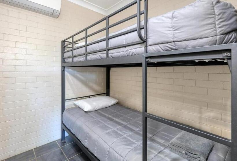 Hotel Country Leisure Motor Inn