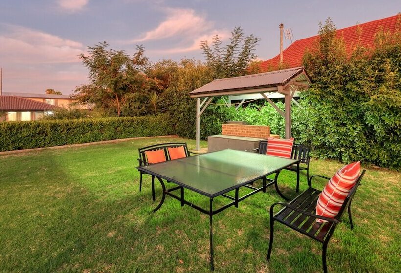 Hotel Country Leisure Motor Inn