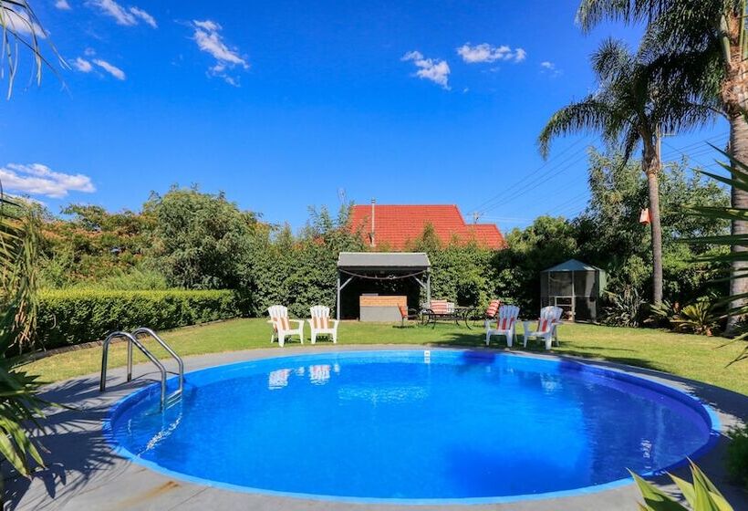 Hotel Country Leisure Motor Inn